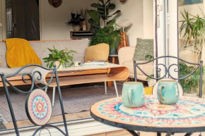 Stylish Large Family Home Near River And Station